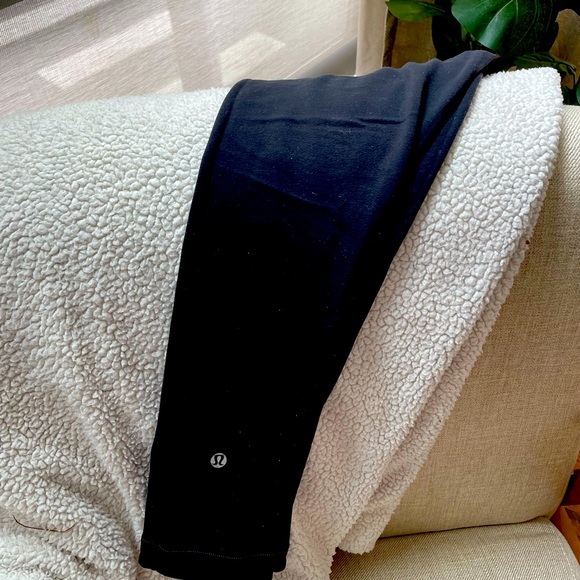 Reversible pink / black lululemon wunder unders - Picture 4 of 5